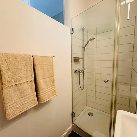 Charmantes 2-zimmer Altbau In Nippes Apartman *